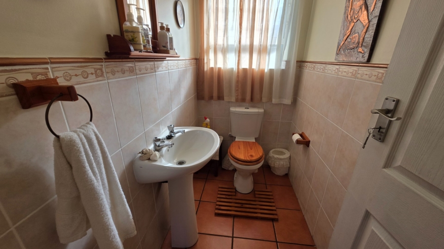 4 Bedroom Property for Sale in Boggomsbaai Western Cape
